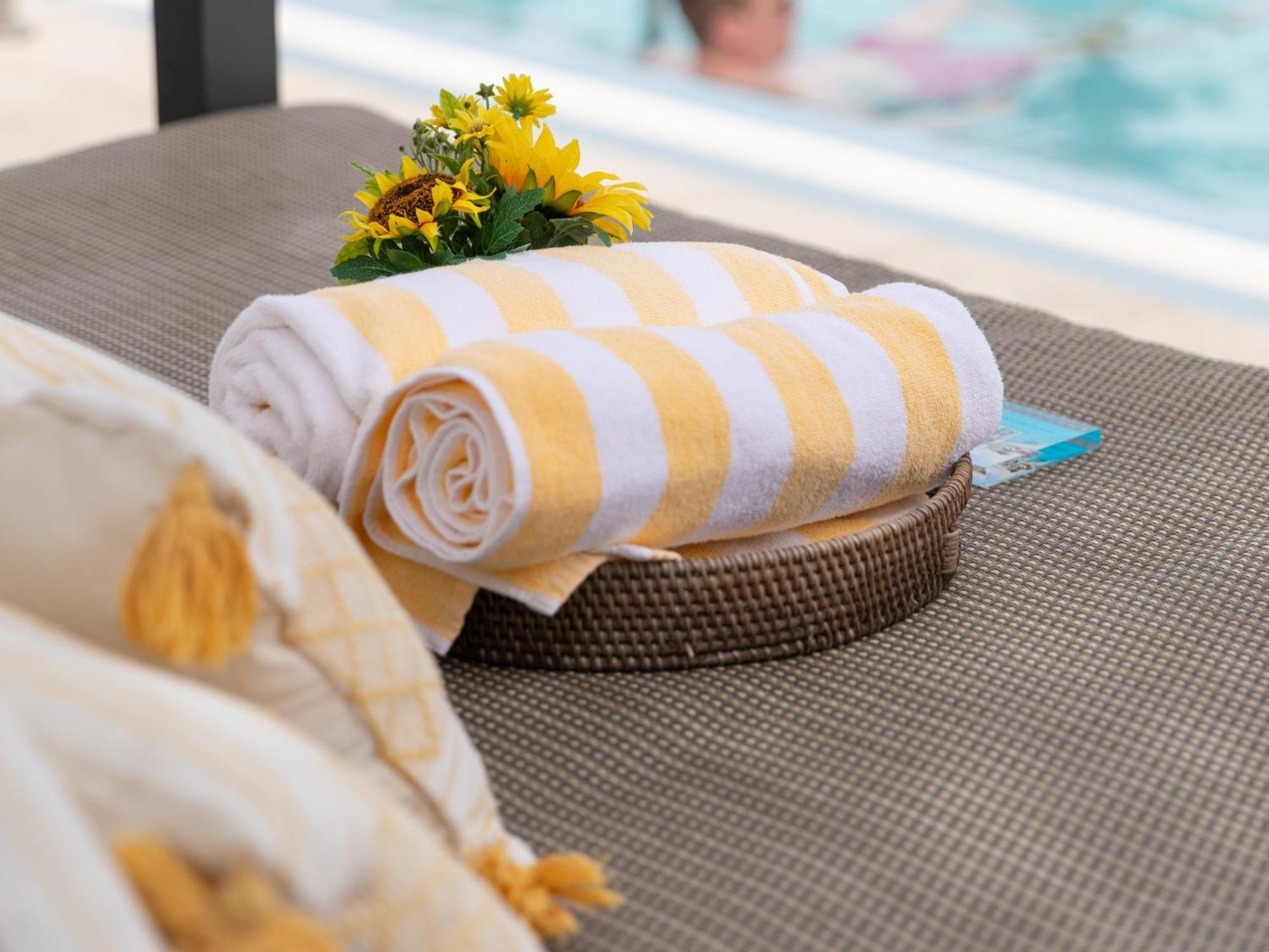 キンプトン アングラーズ ホテル マイアミビーチ エクステリア 写真 A rolled beach towel