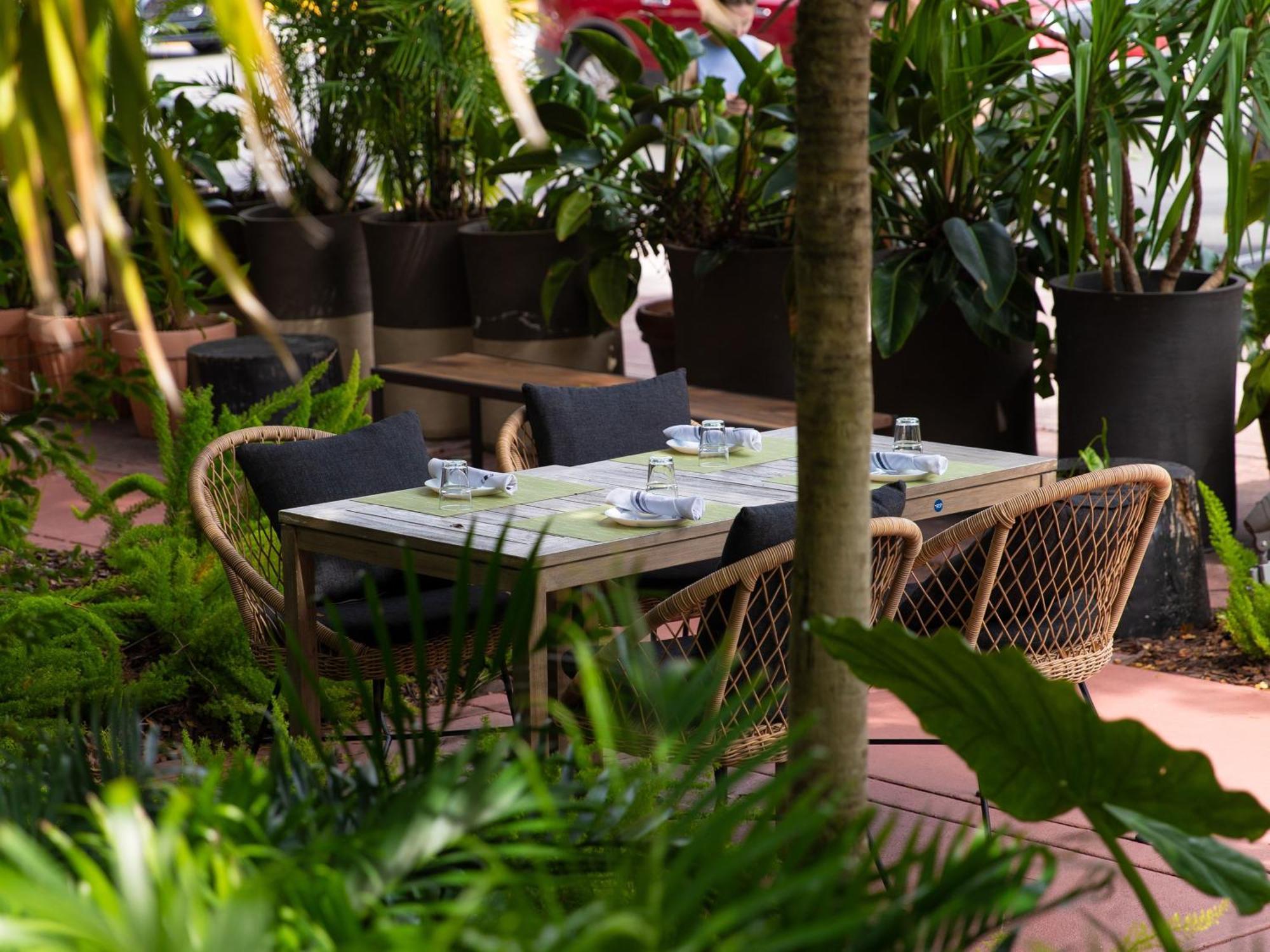 キンプトン アングラーズ ホテル マイアミビーチ エクステリア 写真 The patio at the restaurant